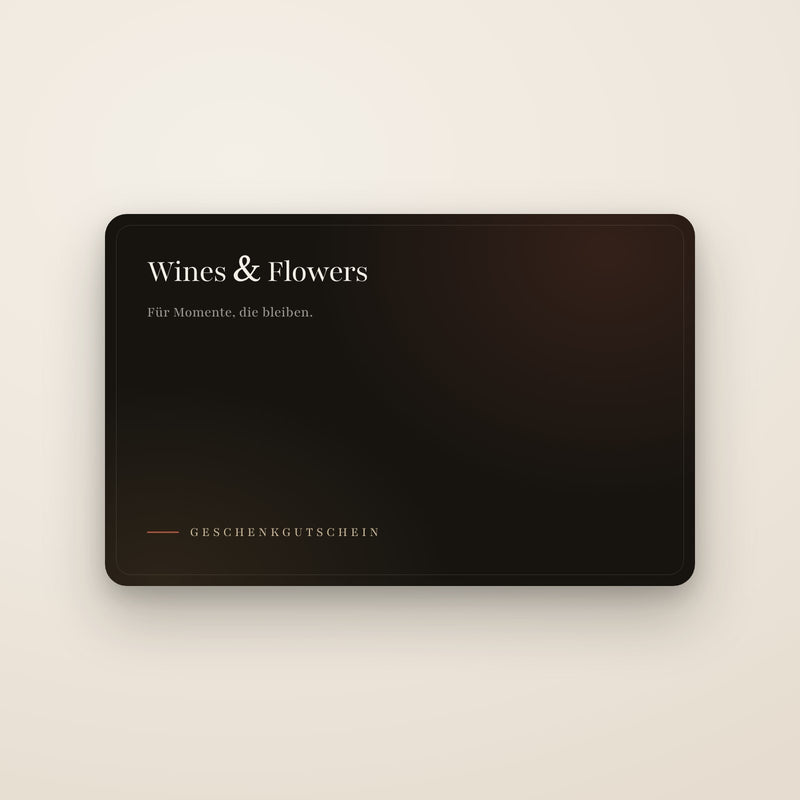 Geschenkgutschein von Wines & Flowers: dunkle Karte mit Schriftzug auf beigem Grund